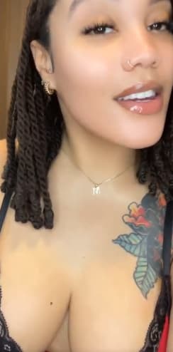 Makeedah_w Show Big Boobs In Kitchen